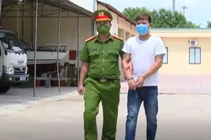 Khởi tố người không đeo khẩu trang 'thông chốt' còn đánh công an 