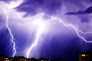 Sét đánh làm 2 mẹ con đang ngủ thương vong