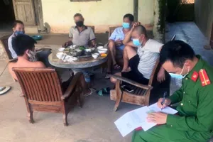 Đề nghị phạt 210 triệu đồng 5 người tụ tập ăn nhậu và người đánh bạc 