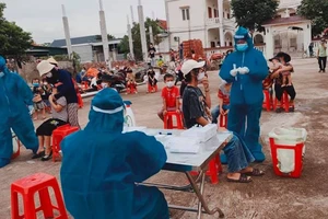 Test nhanh cộng đồng phát hiện 2 vợ chồng ở Nghệ An dương tính COVID-19