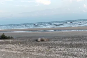 Tìm thân nhân người đàn ông tử vong, trôi dạt vào bờ biển Hà Tĩnh