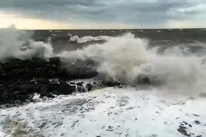 Người dân miền Trung đang khẩn trương chống bão số 8