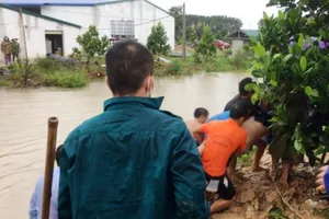 Vợ phát hiện nhưng không cứu được chồng bị nước lũ cuốn vào ống cống