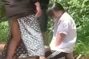 Nữ sinh 12 tuổi bị bắt quỳ, làm nhục, đánh chảy máu mũi 