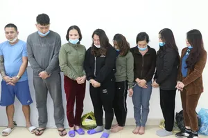 Phá nhóm dùng ô tô chở con bạc lên đồi, cảnh giác bằng bộ đàm