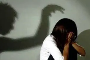 Khởi tố 2 bị can tội hiếp dâm, truy tìm người tung clip lên mạng xã hội