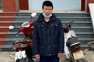 Vờ xe hết xăng lừa lấy xe tay ga của cụ già