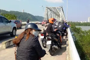 Tìm thấy thi thể người bỏ xe Hyundai Santafe ở cầu Bến Thủy nhảy sông