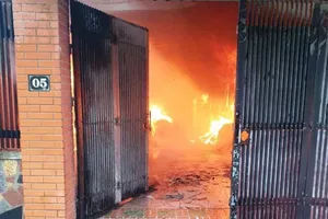 Giải cứu 2 người dân trong căn nhà đang cháy dữ dội