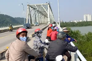Đã vớt được thi thể cô gái mất tích dưới chân cầu Bến Thủy 