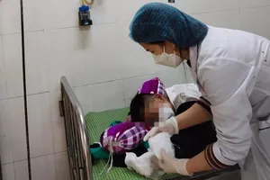 Điện thoại phát nổ khi đang sạc pin, bé 14 tuổi bị dập nát bàn tay