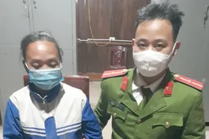 1 phụ nữ băng rừng mang 12.000 viên ma túy trên người