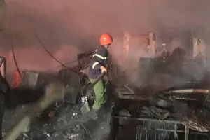 Cháy 2 nhà dân đêm giao thừa, 1 người bị bỏng khi dập lửa