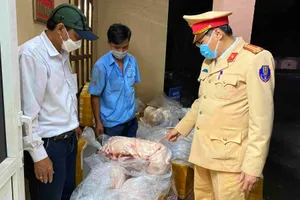 Phát hiện 400 kg thịt heo hôi thối trên xe khách