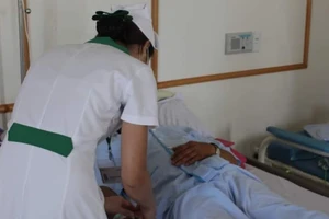 Đang nằm xem TikTok thì... gãy của quý