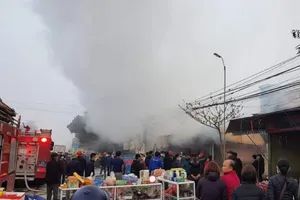 Cháy từ cột điện lửa lan vào các ki ốt chợ, tiểu thương hốt hoảng 