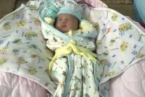 1 bé gái 3 ngày tuổi bị bỏ rơi trong đêm