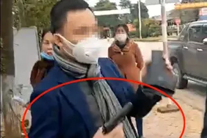 Rút súng đe doạ người bán đất