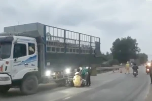 Nữ công an trên đường về nhà va chạm với xe tải, tử vong