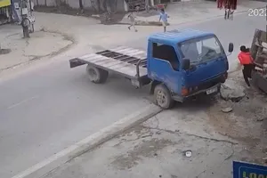 Tài xế nhảy khỏi xe tải mất phanh, ô tô chạy tự do gây tai nạn chết người