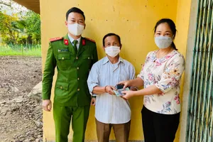 Giáo viên vào bản vận động học sinh trở lại trường học, nhặt được 12,4 triệu 