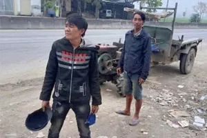 Công an truy tìm 2 kẻ trộm xe công nông