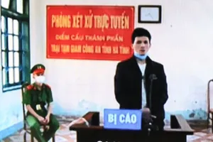 Vào tù vì nhặt được thẻ ATM của bạn nhậu rồi nổi lòng tham 