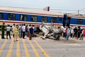 Chạy qua đường sắt xe bán tải bị tàu hỏa đâm lật ngửa trên quốc lộ 1A