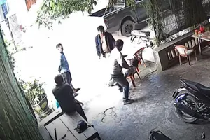Nghi mâu thuẫn bán đất, nhóm người đến nhà đánh dân bất tỉnh