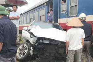 Tàu hỏa tông trúng ô tô chở 5 người