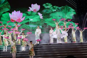 Hàng trăm người từ TP.HCM ra trình diễn áo dài Sen ở Nghệ An 