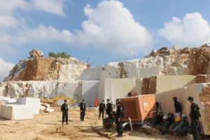 Chủ tịch huyện bị kỷ luật Đảng do để xảy ra khai thác đá trái phép 