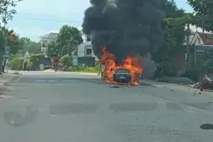 Xe ô tô đang chạy trên quốc lộ cháy trơ khung sắt