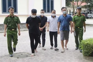 Bắt giám đốc và 9 người mua bán tài khoản ngân hàng