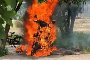 Giận vợ, chồng châm lửa đốt xe tay ga