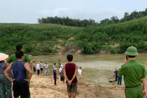 Lật thuyền trên sông, chồng được cứu, vợ tử vong 