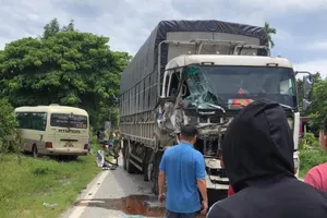 Xe khách mất lái tông xe tải trên quốc lộ, 2 người bị thương