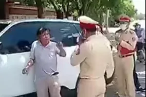 Khống chế tài xế xe hơi nghi say xỉn không chịu đo nồng độ cồn