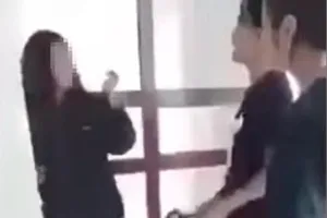 Nữ sinh lớp 8 bị đưa vào nhà vệ sinh đánh và lột đồ quay clip