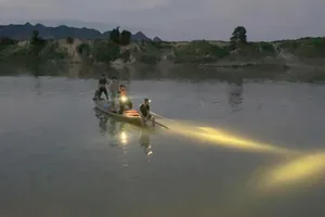 Nghệ An: Cảnh sát đang tìm kiếm 2 trẻ em mất tích trên sông Con