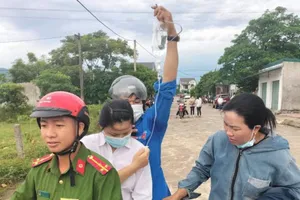 Nữ thí sinh đeo bình truyền nước trên tay đến phòng thi 