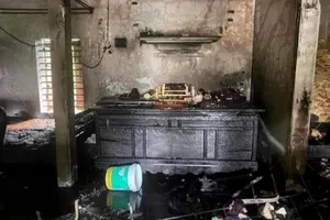 1 người đàn ông tử vong nghi do tự thiêu, gây cháy nhà