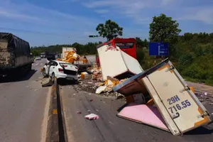 Xe tải tông liên hoàn 3 ô tô đang dừng đèn đỏ