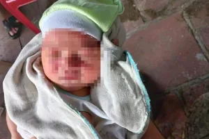 Hai người bịt mặt đi xe máy, bỏ rơi đứa trẻ sơ sinh ở cổng đền Hồng Sơn