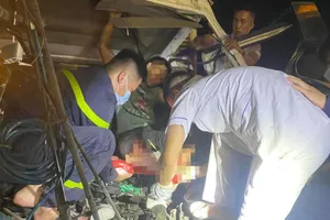 Ô tô khách tông xe bồn, tài xế tử vong, 19 người bị thương 