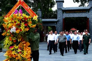 Thủ tướng Phạm Minh Chính dâng hương Khu di tích Kim Liên 