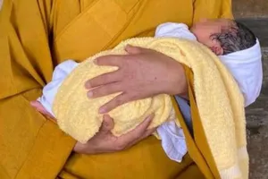 Bé trai bị bỏ rơi ở cổng chùa cùng tấm giấy 'mẹ hoàn cảnh khó khăn' nhờ nhà chùa nuôi