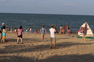 Du khách đổ xô đến Cửa Lò, khách sạn ‘cháy phòng’