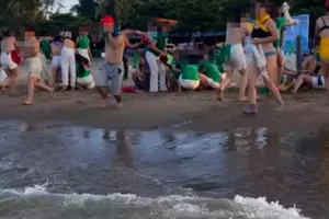 Công ty có nhân viên cởi áo ngực ở biển Cửa Lò xin lỗi người dân