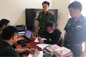 Người bố treo con gái 11 tuổi lên xà nhà đánh đã ra trình diện